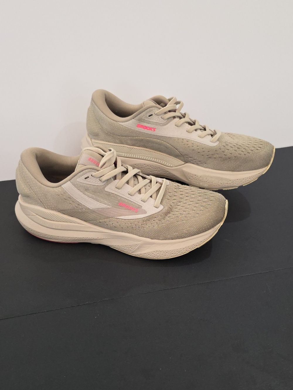 Brooks Adrenaline GTS 24 Women's Sneakers in Beige with Pink Logos Size 9